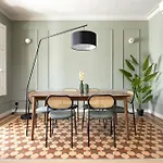Spacious Stylish 4-bedroom Modernist Appartamento *