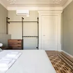 Spacious Stylish 4-bedroom Modernist Appartamento