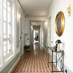Spacious Stylish 4-bedroom Modernist
