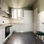 Spacious Stylish 4-bedroom Modernist Appartamento *