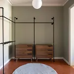 Spacious Stylish 4-bedroom Modernist Appartamento