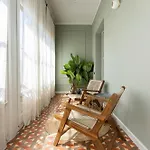 Spacious Stylish 4-bedroom Modernist Appartamento