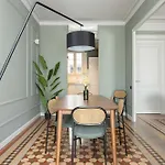Spacious Stylish 4-bedroom Modernist Appartamento *