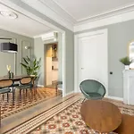 Spacious Stylish 4-bedroom Modernist