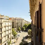 Spacious Stylish 4-bedroom Modernist Appartamento *