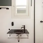 Spacious Stylish 4-bedroom Modernist *