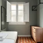 Spacious Stylish 4-bedroom Modernist Appartamento
