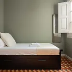 Spacious Stylish 4-bedroom Modernist Appartamento