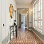 Spacious Stylish 4-bedroom Modernist