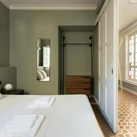 Spacious Stylish 4-bedroom Modernist