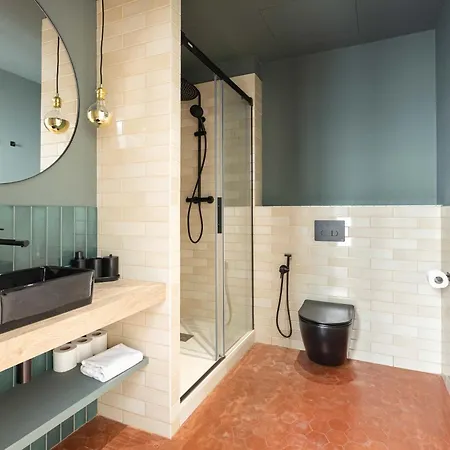 Spacious Stylish 4-bedroom Modernist Daire *