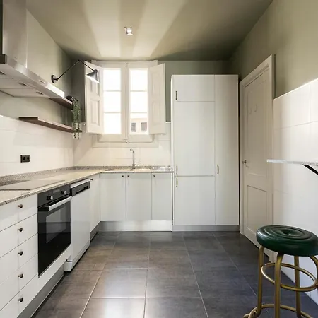 Spacious Stylish 4-bedroom Modernist Daire *