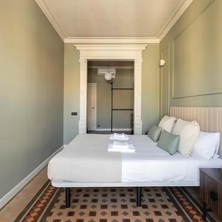 Spacious Stylish 4-bedroom Modernist Daire *