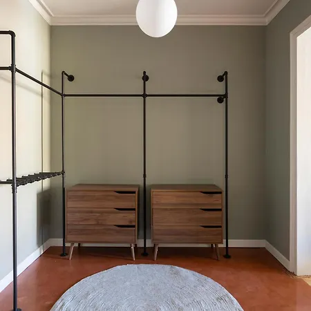Spacious Stylish 4-bedroom Modernist Daire