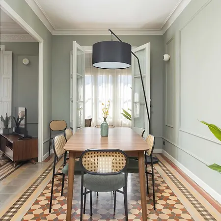 Spacious Stylish 4-bedroom Modernist Daire *