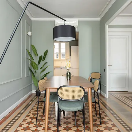 Spacious Stylish 4-bedroom Modernist Daire *