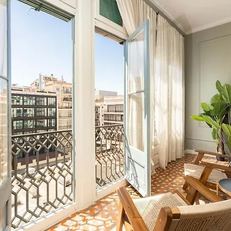 Spacious Stylish 4-bedroom Modernist *