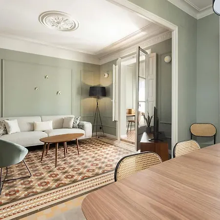 Spacious Stylish 4-bedroom Modernist