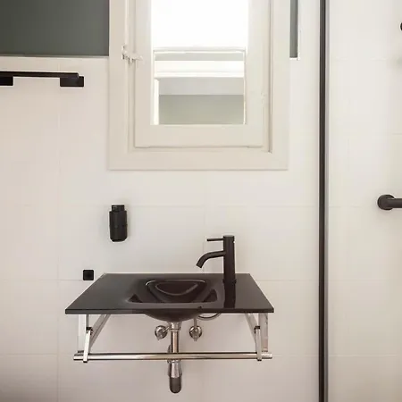 Spacious Stylish 4-bedroom Modernist *
