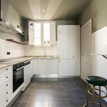 Spacious Stylish 4-bedroom Modernist