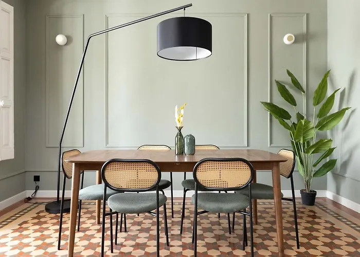 Spacious Stylish 4-bedroom Modernist Διαμέρισμα *