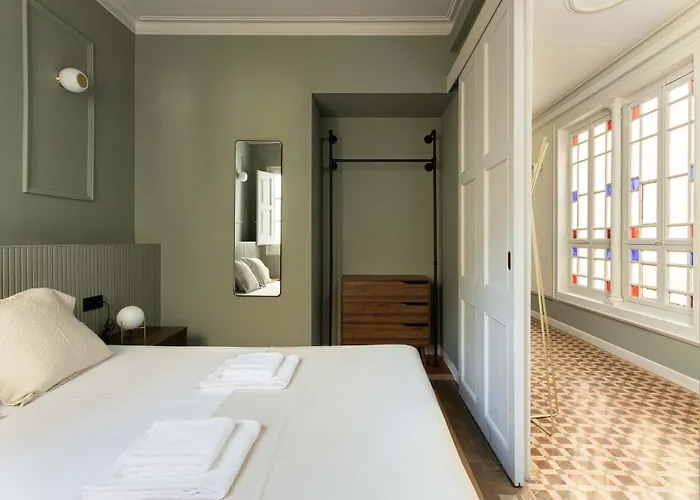 Spacious Stylish 4-bedroom Modernist