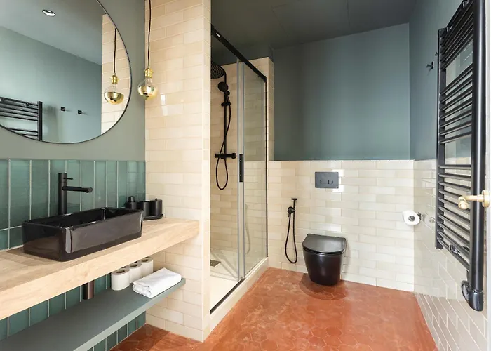Spacious Stylish 4-bedroom Modernist Διαμέρισμα *
