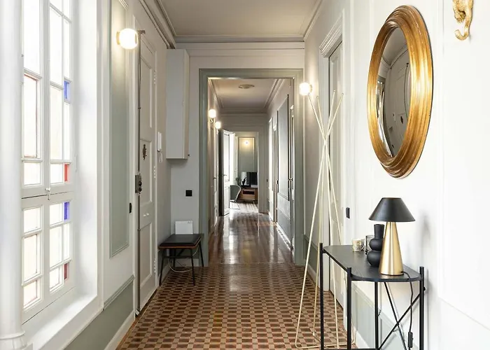 Spacious Stylish 4-bedroom Modernist