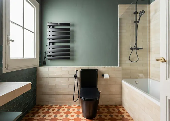 Spacious Stylish 4-bedroom Modernist Διαμέρισμα