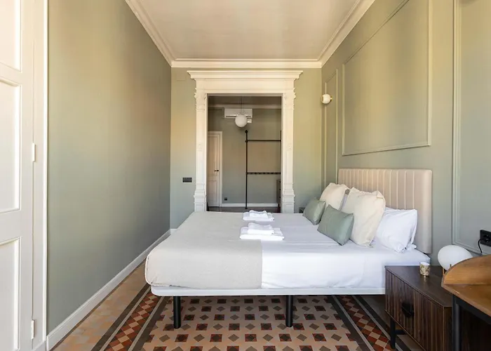 Spacious Stylish 4-bedroom Modernist Διαμέρισμα *