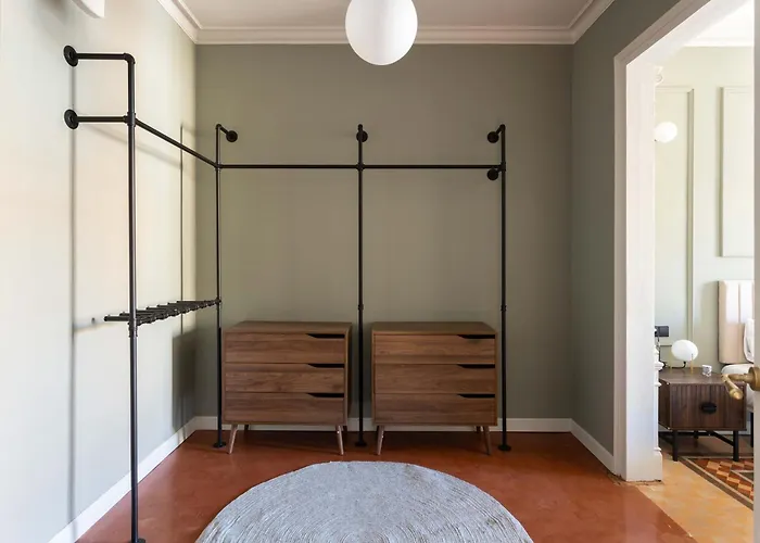 Spacious Stylish 4-bedroom Modernist Διαμέρισμα