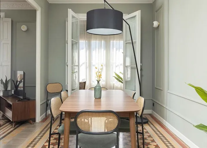 Spacious Stylish 4-bedroom Modernist Διαμέρισμα *