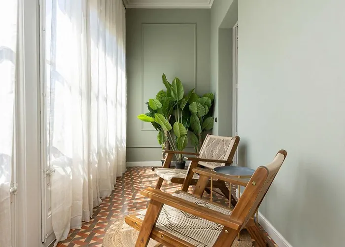 Spacious Stylish 4-bedroom Modernist Διαμέρισμα