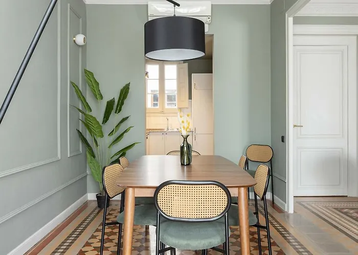 Spacious Stylish 4-bedroom Modernist Διαμέρισμα *