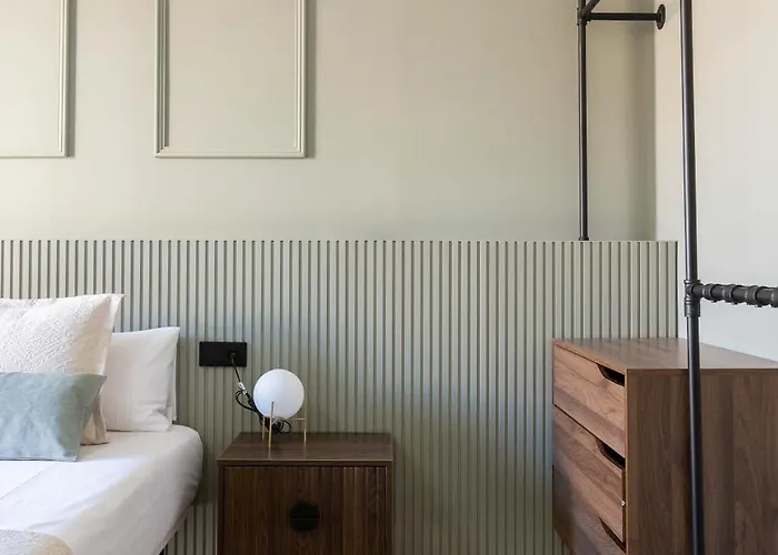 Spacious Stylish 4-bedroom Modernist *