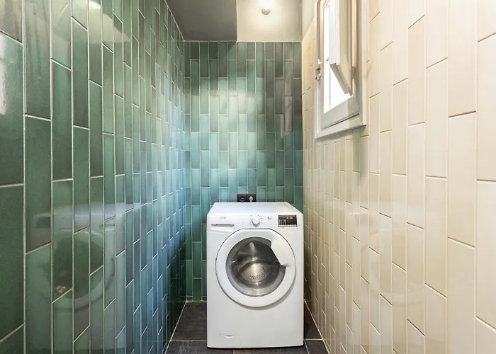 Spacious Stylish 4-bedroom Modernist