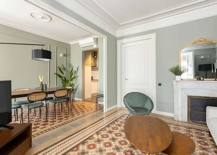 Spacious Stylish 4-bedroom Modernist