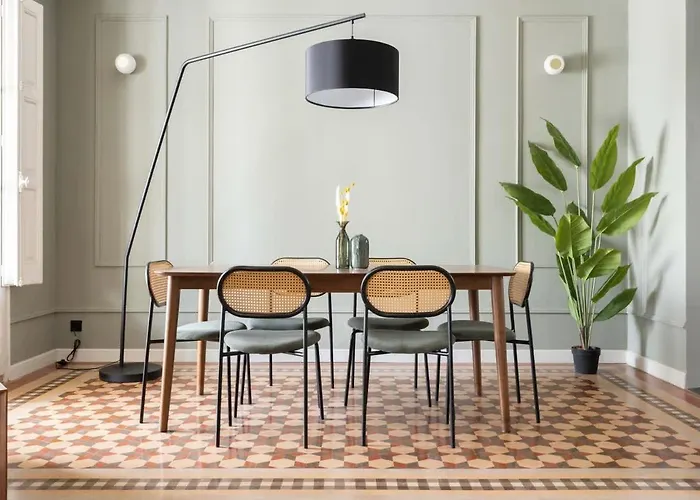 Spacious Stylish 4-bedroom Modernist Διαμέρισμα