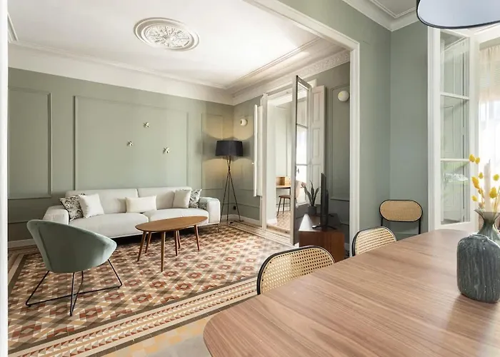 Spacious Stylish 4-bedroom Modernist