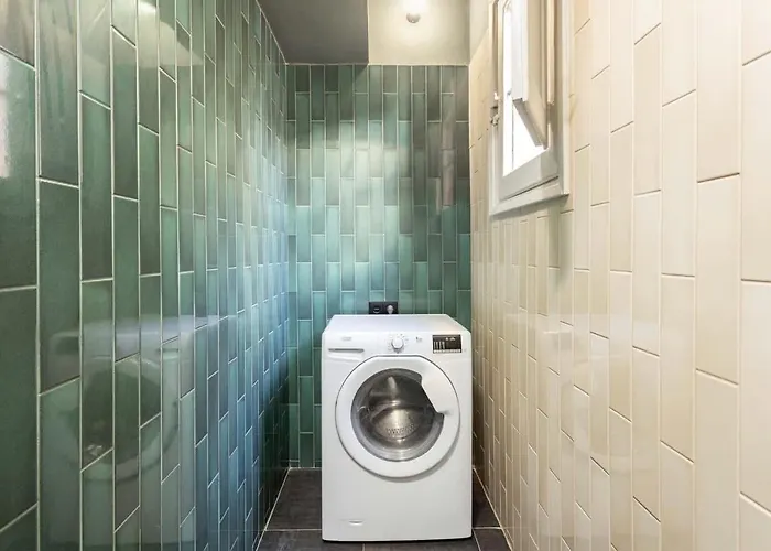 Spacious Stylish 4-bedroom Modernist *