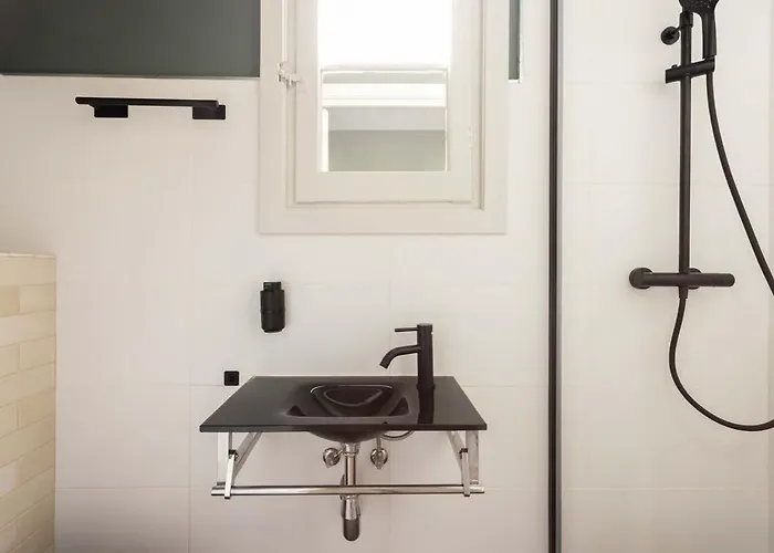 Spacious Stylish 4-bedroom Modernist *