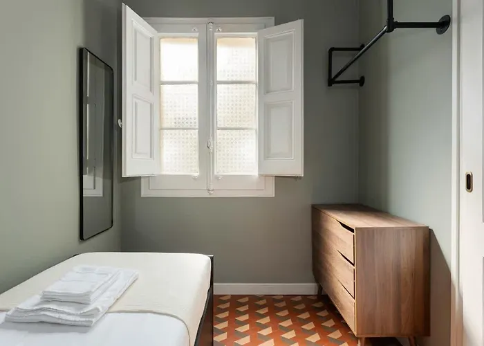 Spacious Stylish 4-bedroom Modernist Διαμέρισμα