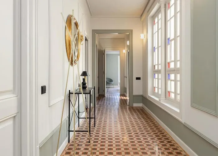Spacious Stylish 4-bedroom Modernist