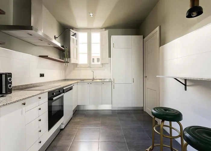 Spacious Stylish 4-bedroom Modernist